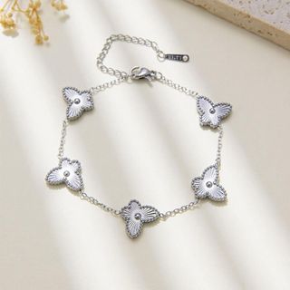 Vòng tay nữ titan họa tiết bướm năm cánh màu bạc thanh lịch Vòng Tay Titan Bướm Năm Cánh