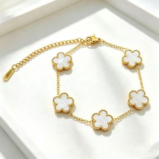Vòng tay nữ cỏ bốn lá trắng viền vàng thanh lịch