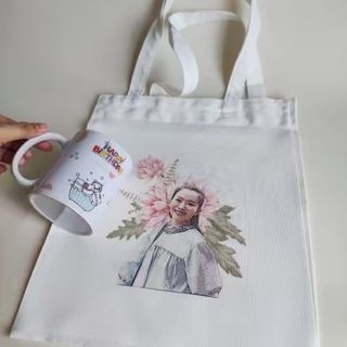 Combo Túi Tote Và Ly Sứ In Hình Theo Yêu Cầu – Con Hiu Hồng Gift