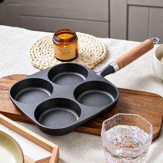 CHẢO GANG CHỐNG DÍNH 4 NGĂN TRÒN CÁN GỖ (T50)