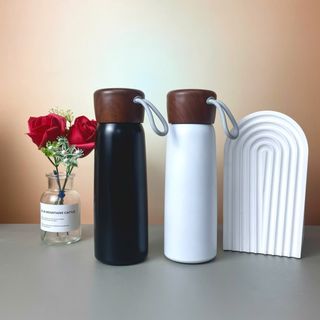 Bình Giữ Nhiệt Nắp Gỗ Quai Cao Su 500ml – In Logo Theo Yêu Cầu – Con Hiu Hồng Gift
