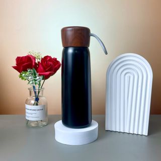 Bình Giữ Nhiệt Nắp Gỗ Quai Cao Su 500ml – In Logo Theo Yêu Cầu – Con Hiu Hồng Gift