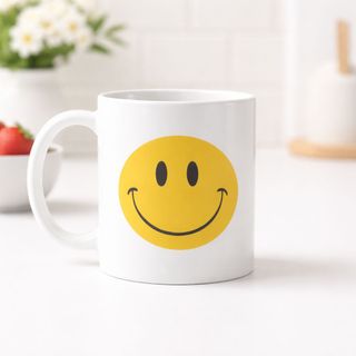 Ly sứ trắng với mặt cười tươi sáng, vui vẻ