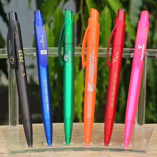 Bút Bi Nhựa In Logo Theo Yêu Cầu - Quà Tặng Doanh Nghiệp Tại Con Hiu Hồng Gift