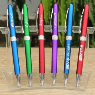Bút Bi Nhựa In Logo Theo Yêu Cầu - Quà Tặng Doanh Nghiệp Tại Con Hiu Hồng Gift