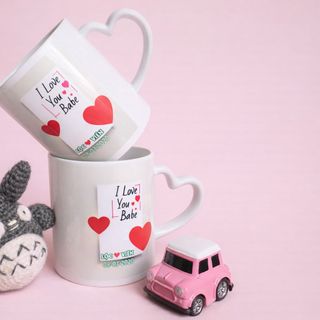 Ly sứ trắng quai trái tim - Con Hiu Hồng Gift