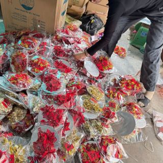 Set hoa trang trí giỏ quà , phụ kiện hoa trang trí tết + đĩa + chùn sung + tem tết