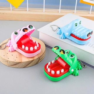 KHOÁ VÀNG CÁ SẤU CẮN TAY
