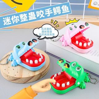 KHOÁ VÀNG CÁ SẤU CẮN TAY