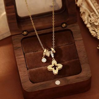 Dây chuyền nữ hoa cỏ bốn lá đính đá tone vàng sang trọng Dây Chuyền Zicor Hoa Cỏ Bốn Lá
