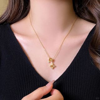 Dây chuyền nữ hoa cỏ bốn lá đính đá tone vàng sang trọng Dây Chuyền Zicor Hoa Cỏ Bốn Lá