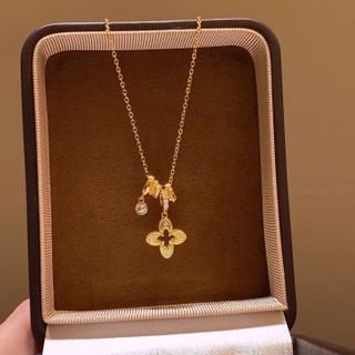 Dây chuyền nữ hoa cỏ bốn lá đính đá tone vàng sang trọng Dây Chuyền Zicor Hoa Cỏ Bốn Lá