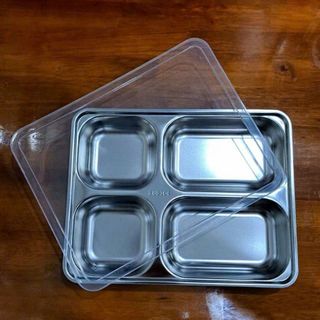 KHAY ĐỰNG THỨC ĂN BẰNG THÉP KHÔNG GỈ SUS 304 KÈM NẮP ĐẬY NHỰA PP KÍCH THƯỚC 28 X 22 X 4 CM