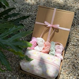 Hộp quà tặng nàng/Box makeup pouch kèm sruchies theo tone màu