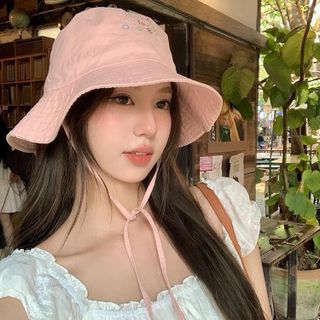 Nón thời trang hoạ tiết thêu xinh xắn