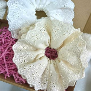 Cột tóc Scrunchies REN HOA XÔ THÊU 17CM, 4 lớp xinh xắn bồng bềnh