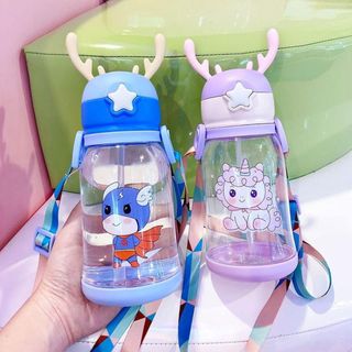 BÌNH NƯỚC SỪNG HƯƠU 600ML NẮP BẬT KÈM DÂY ĐEO (T80)