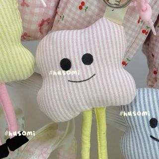 Charm treo túi Em bé mây chân dài xinh xắn với thiết kế mặt cười đáng yêu và nhiều màu sắc lựa chọn