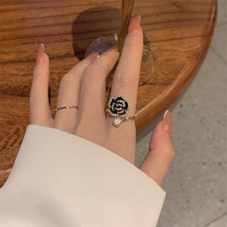 Set đồng hồ nữ dây da đen số La Mã phối trang sức hoa trà đen ngọc trai Gossie – Set Đen La Mã Hoa Trà Đen