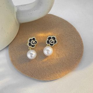 Set đồng hồ nữ dây da đen số La Mã phối trang sức hoa trà đen ngọc trai Gossie – Set Đen La Mã Hoa Trà Đen