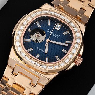 [ VARSETI X DQN ] M256 – Đồng hồ cơ Varseti Automatic nam dây thép mạ vàng hồng – Mặt xanh vân ngang sang trọng, Open Heart lộ cơ, viền đính đá baguette cao cấp, phong cách doanh nhân nổi bật