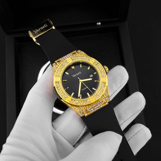 [VARSETI X SANG NGUYỄN] M268 - Đồng hồ nam Varseti Quartz dây cao su đen – Mặt đen sang trọng, lịch ngày 3h – Viền đính đá vàng nổi bật phong cách thời trang cao cấp