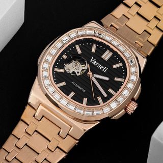 [ 9K VBB] M220 - Đồng hồ Cơ Varseti Automatic nam dây thép vàng – Mặt đen texture open-heart, vành đính đá baguette sang trọng – Lưng lộ máy, chống nước 3ATM