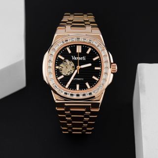[ 9K VBB] M220 - Đồng hồ Cơ Varseti Automatic nam dây thép vàng – Mặt đen texture open-heart, vành đính đá baguette sang trọng – Lưng lộ máy, chống nước 3ATM