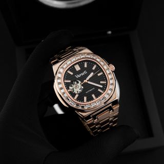 [ 9K VBB] M220 - Đồng hồ Cơ Varseti Automatic nam dây thép vàng – Mặt đen texture open-heart, vành đính đá baguette sang trọng – Lưng lộ máy, chống nước 3ATM