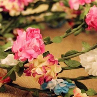 Vòng hoa cẩm chướng đội tóc