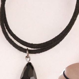 Choker nhung cổ điển