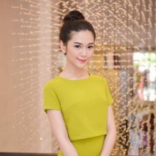 Bộ áo croptop chân váy vàng 3200