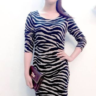 M163 - đầm họa tiết cổ tròn tay dài - 70