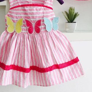 A17726 - đầm sọc thêu 3 con bướm kèm nón có dây cột phía sau oshkoshri 8size 1-8