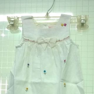 Đầm linen thêu hoa rơi
