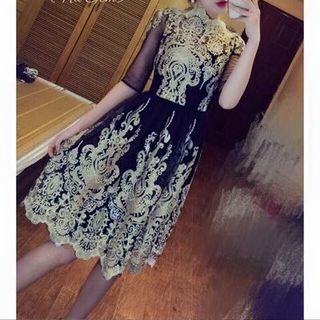 Đầm tùng xòe phối ren nhũ vàng