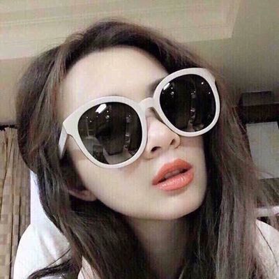 Chuyen Si Mắt Kính - Móng Tay giả