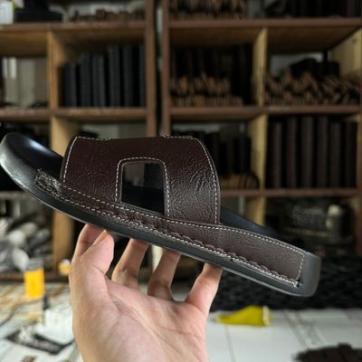 Xưởng dép da Hóc Môn