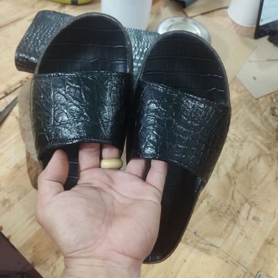 Dép da Thiện Chí