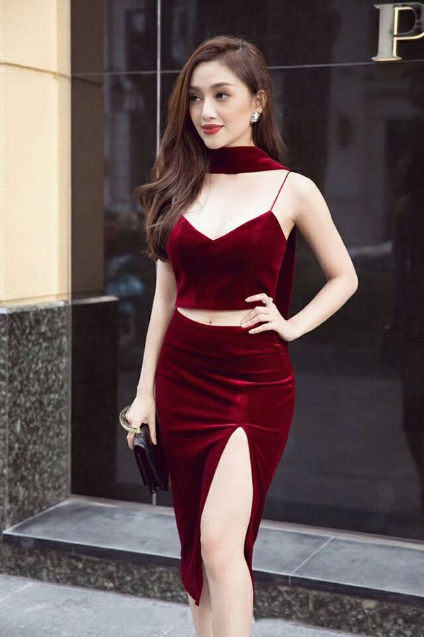 Gợi ý 8 mẫu váy đỏ đẹp cực phẩm biến nàng trở thành tiêu điểm từ tiệc tất  niên cho tới buổi du xuân đầu năm