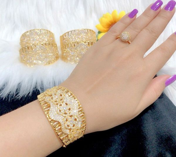 Với thiết kế sang trọng, đẳng cấp, chất liệu vàng 18k cao cấp, sản phẩm thu hút mọi ánh nhìn. Hãy cùng khám phá hình ảnh quyến rũ của Vòng Tay Bản Lớn Xi Vàng và sắm cho mình món trang sức đẳng cấp này ngay hôm nay.

Translation:
The Large Gold Bracelet is a must-have jewelry item for women in
