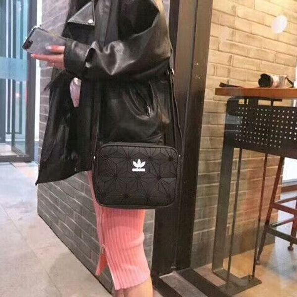Quagga Hij Seminarie Túi đeo chéo Adidas Mini 3D Airliner Sling Bag giá sỉ, giá bán buôn - Thị  Trường Sỉ