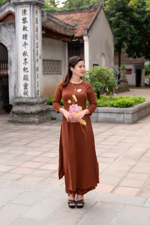 Bộ Đi Chùa Truyền Thống 2 Tà Thêu Hoa Sen Màu Nâu Giá Sỉ, Giá Bán Buôn -  Thị Trường Sỉ