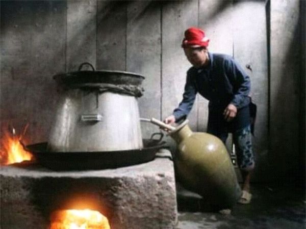 Cách nấu rượu ngô của đồng bào các dân tộc ở Tây Bắc Cách nấu rượu ngô của đồng bào các dân tộc ở Tây Bắc