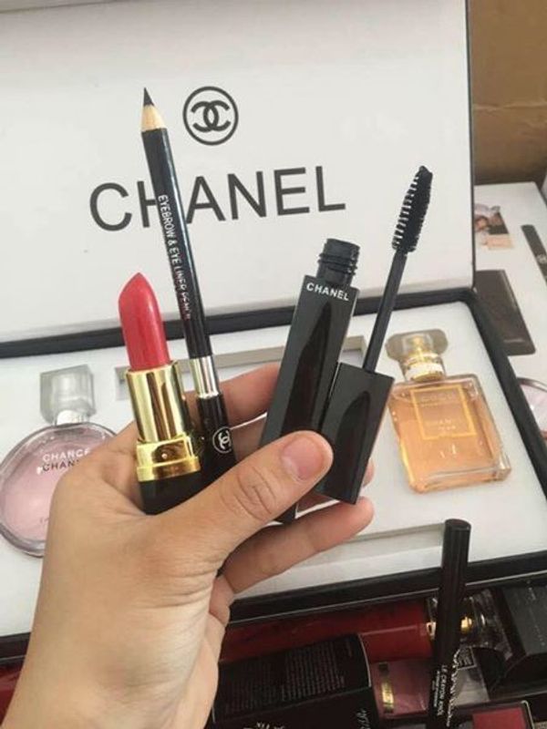 Phát hiện hơn 20 tấn nước hoa mỹ phẩm nghi giả nhãn hiệu Versace Chanel  Gucci Hugo Boss  Báo Người lao động