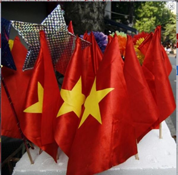 Sỉ lẻ cờ Việt Nam nhỏ: Sản phẩm cờ Việt Nam nhỏ sỉ lẻ năm 2024 đang được các doanh nghiệp, tổ chức và cá nhân đón nhận rất tích cực. Bên cạnh việc trang trí trên những công trình lớn, cờ Việt Nam nhỏ cũng được trưng bày và sử dụng trong nhiều hoạt động, từ các sự kiện nho nhỏ cho đến các buổi lễ quan trọng của đất nước.