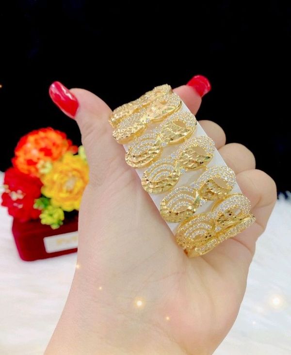 Sự sang trọng và đẳng cấp được thể hiện rõ ràng trong chiếc lắc tay nữ mạ vàng 24K bản to này. Hãy để sản phẩm phân khúc cao này mang đến cho bạn cảm giác thật đặc biệt với vẻ đẹp lấp lánh và chất liệu cao cấp.