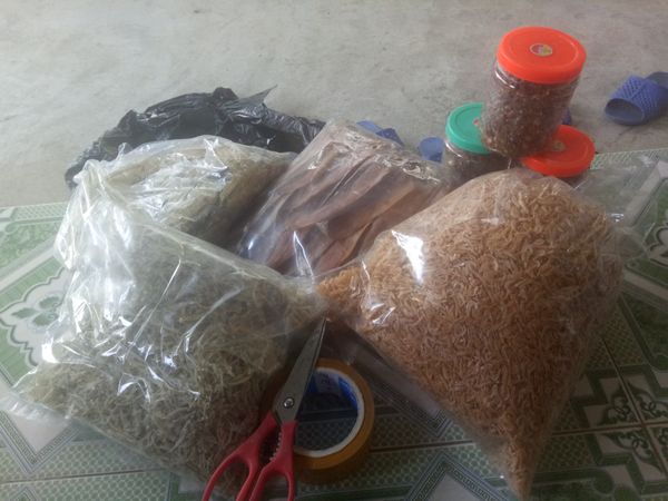 Cá cơm rim lạc lá chanh, mặn ngọt, vị vừa miệng - cá rim nhà làm thủ công hộp 260g Cá cơm rim lạc lá chanh, mặn ngọt, vị vừa miệng - cá rim nhà làm thủ công hộp 260g