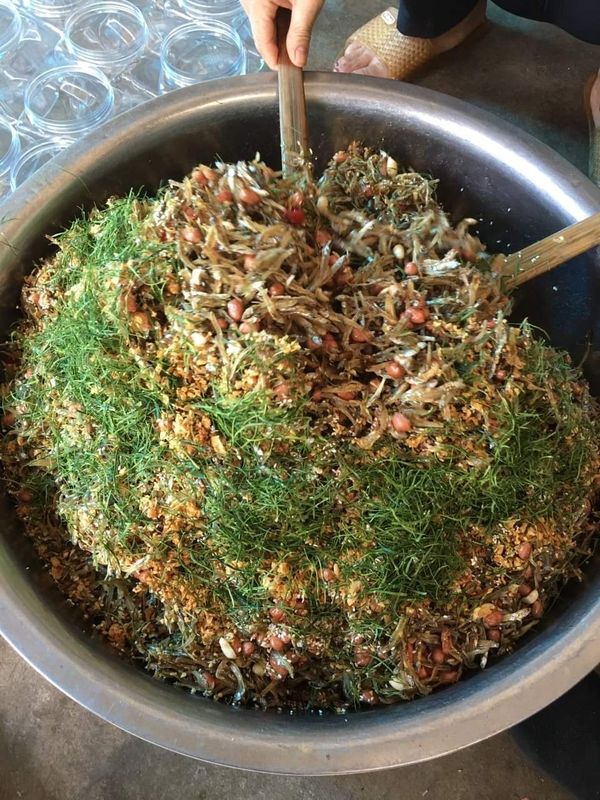 Cá cơm rim lạc lá chanh, mặn ngọt, vị vừa miệng - cá rim nhà làm thủ công hộp 260g Cá cơm rim lạc lá chanh, mặn ngọt, vị vừa miệng - cá rim nhà làm thủ công hộp 260g