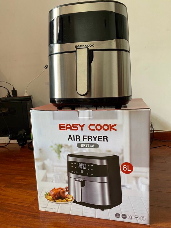 Có cần phải thêm dầu khi sử dụng nồi chiên không dầu easy cook không?
